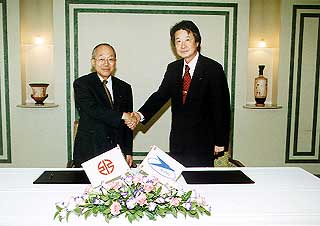 Kawasaki CEO Tazaki (left) and NIPPI CEO Tanaka