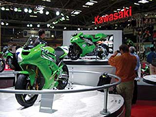 INTERMOT München 2002,the leading trade fair for motorcycles, drew some 150,000 visitors from 84 countriesand featured nonstop demonstrations and races in outdoor exhibits.